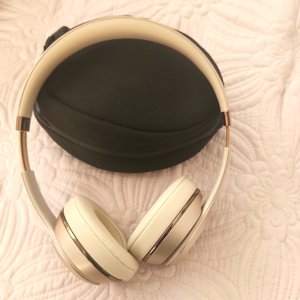 Wireless Beats By Dre Headphones with Case